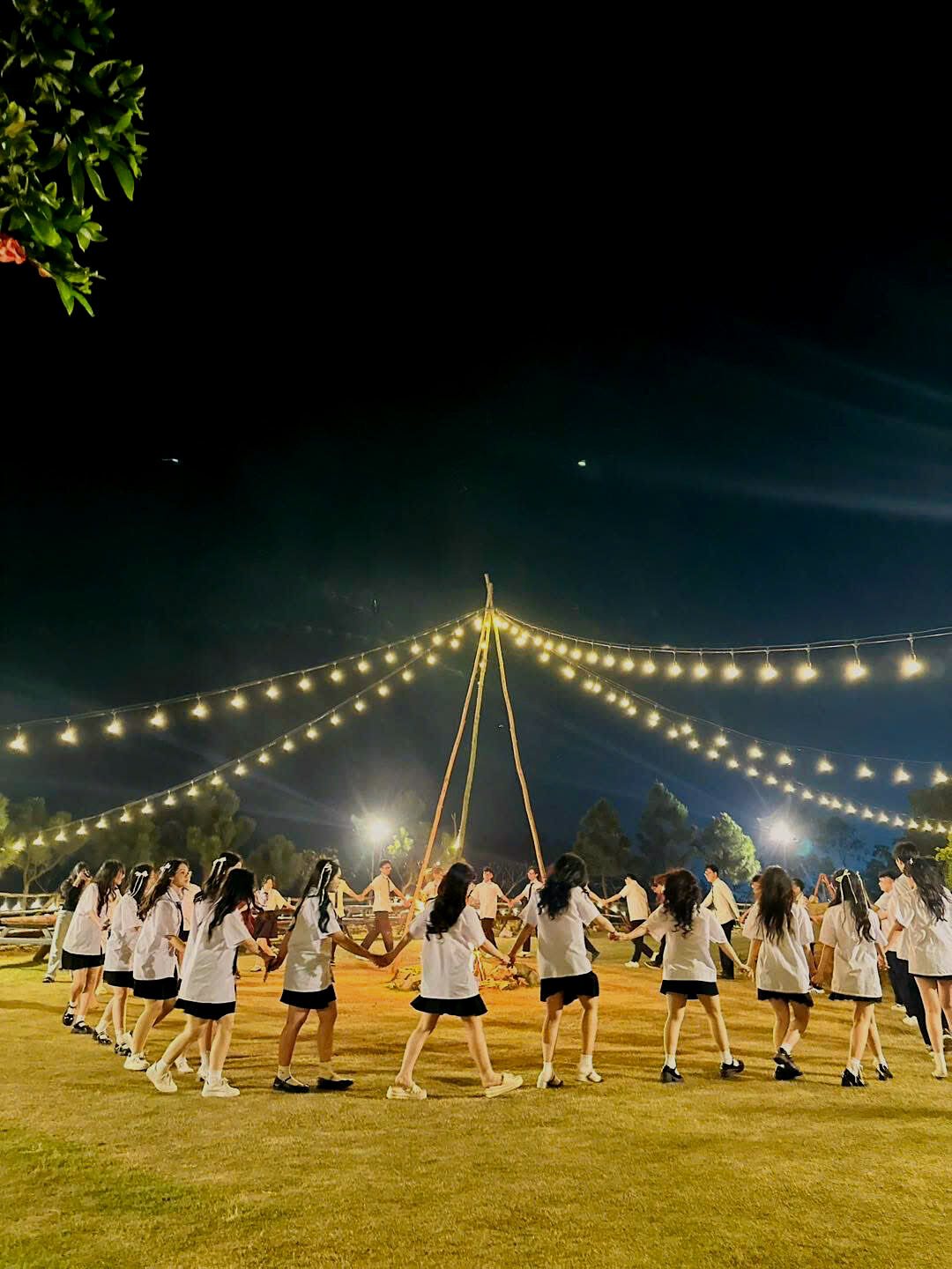 Tiệc đêm bên đèn dây tại Neo Camping